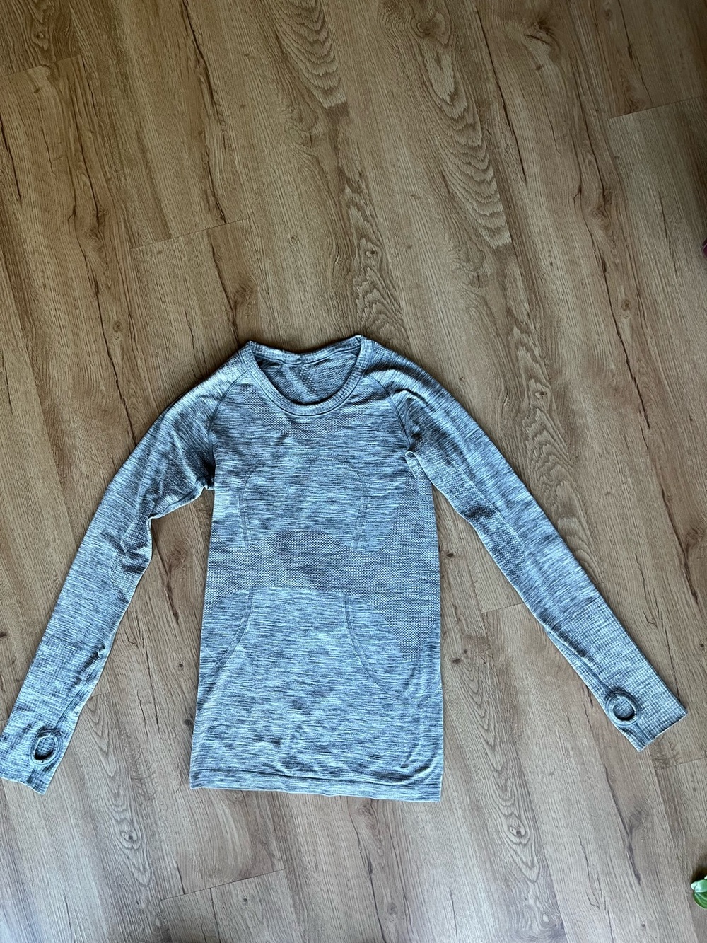 Lululemon Size 4 Gray Seamless Long Sleeve Thumbhole Athletic Top